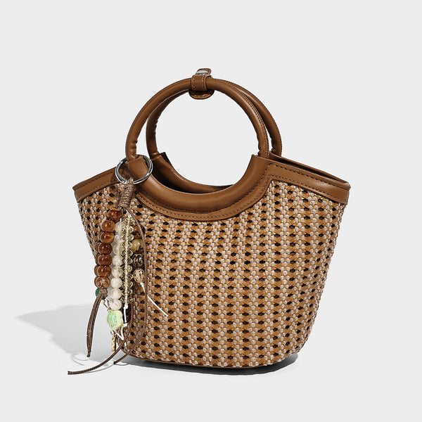 Kleine Flecht-Bucket-Bag mit rundem Henkel in Lederoptik, Quastenanhänger mit Perlen und abnehmbarem Crossbody-Riemen in Camelbraun