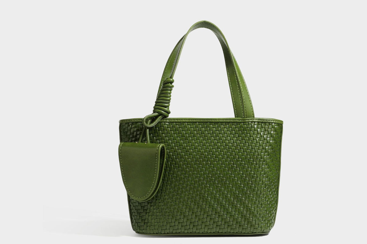 Strukturierte Tote Bag mit gewebter Oberfläche in Braun, goldfarbenen Metalldetails, seilumwickelten Tragegriffen, einer kleinen Fronttasche und weiteren Details
