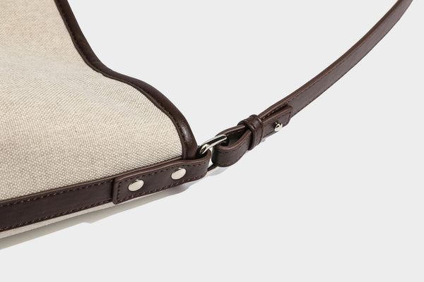 Oatfarbene Canvas-Schultertasche mit dunkelbraunem Besatz in Lederoptik, langem verstellbarem Riemen und angebrachter Mini-Tasche mit Überschlag, Detailansicht