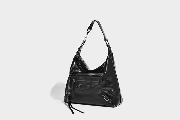 Große, glänzende Hobo-Schultertasche mit geknautschtem Effekt, dunkelfarbenen Nieten, Reißverschluss, vorderem Reißverschlussfach und verstellbarem Crossbody-Riemen