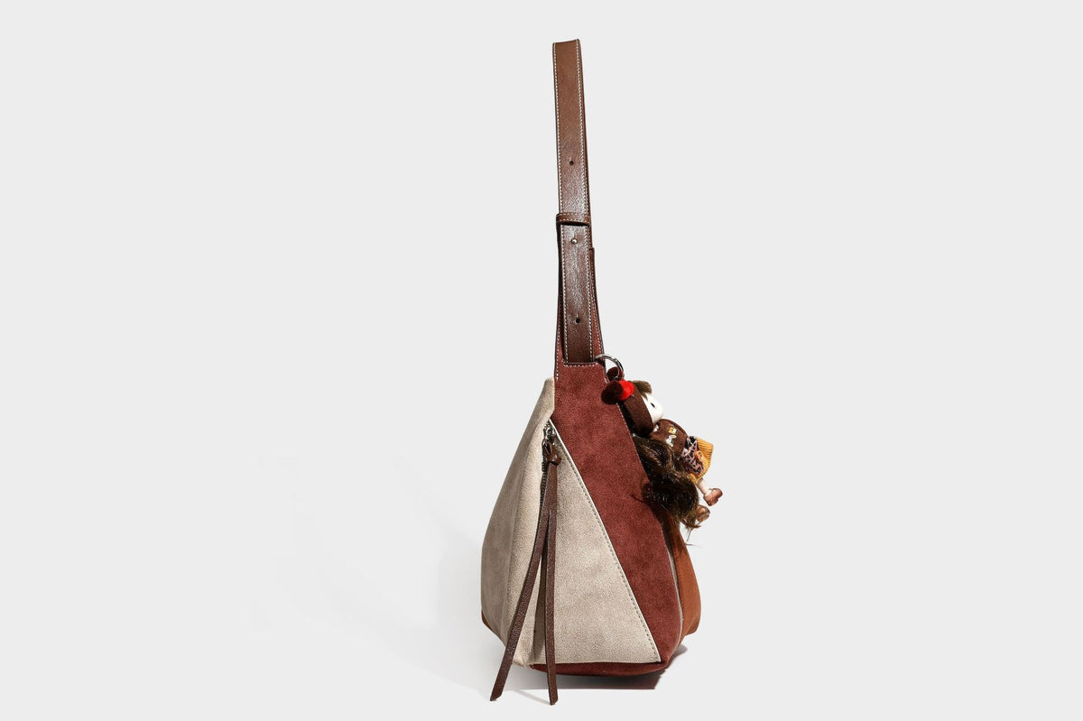 Weich fallende Patchwork-Tote in Braun, Rost, Camel und Beige mit Partien in Velourslederoptik, Besatz in Lederoptik und verstellbarem Schulterriemen