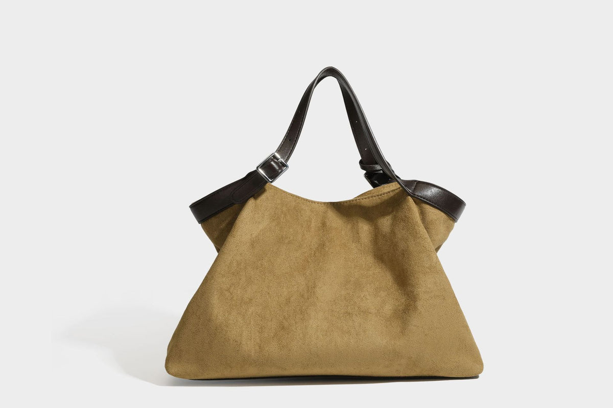 Große, weich fallende Tote aus Wildlederoptik in warmem Braun mit dunklen glatten Besätzen, zwei Tragegriffen, abnehmbarem Reißverschluss-Etui und, Detail