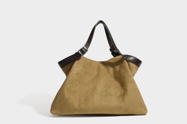 Große, weich fallende Tote aus Wildlederoptik in warmem Braun mit dunklen glatten Besätzen, zwei Tragegriffen, abnehmbarem Reißverschluss-Etui und, Detail