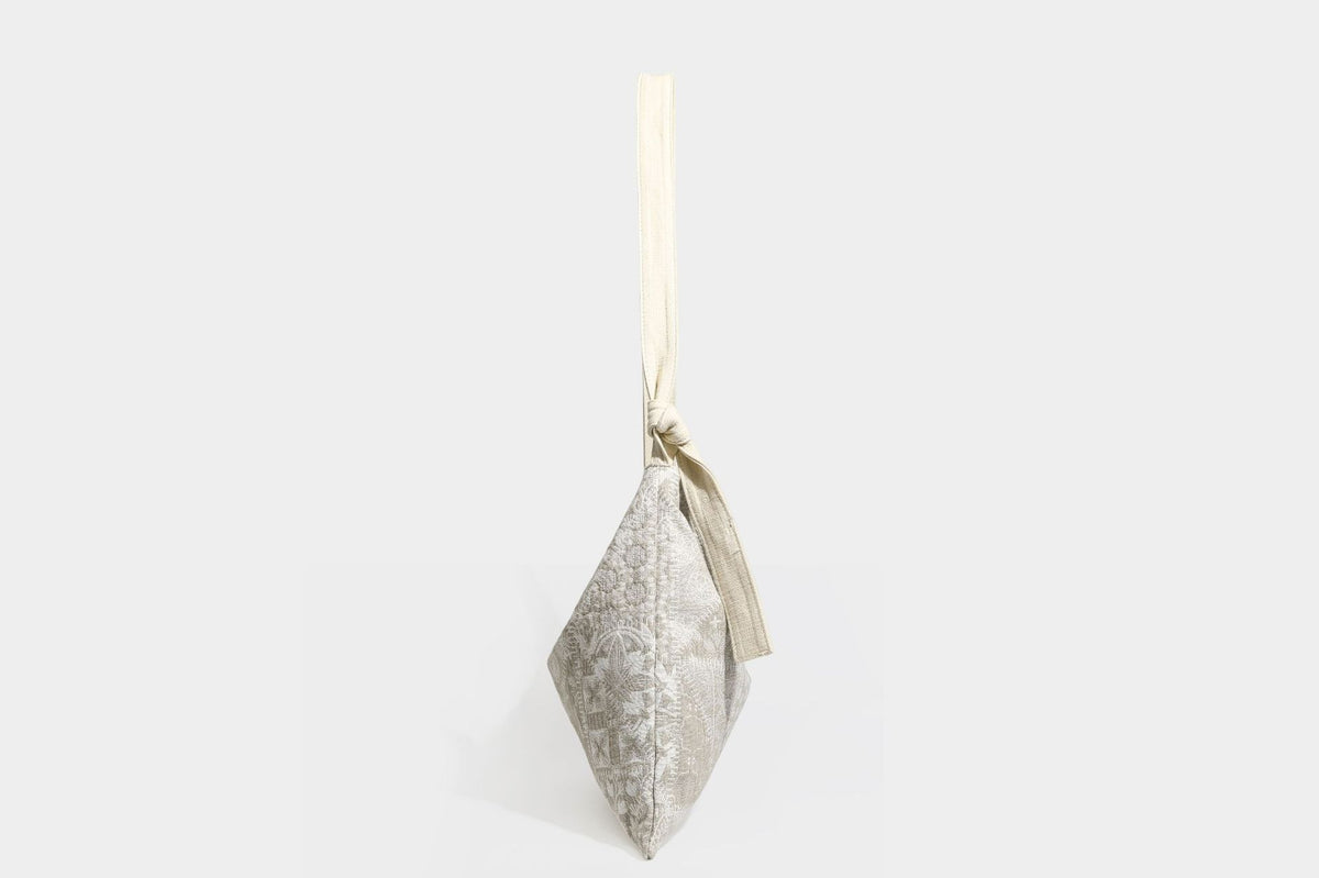 Weich fallende Hobo-Schultertasche aus Canvas mit botanischem Print, langem geknotetem Riemen und Reißverschluss oben, Detailansicht 22