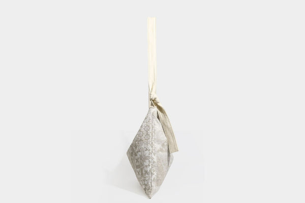 Weich fallende Hobo-Schultertasche aus Canvas mit botanischem Print, langem geknotetem Riemen und Reißverschluss oben, Detailansicht 22