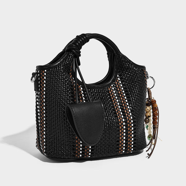 Gewebte Bucket-Tote in Pastellblau mit geflochtenen Henkeln, offenem Frontfach, Perlenanhänger und abnehmbarem Crossbody-Riemen