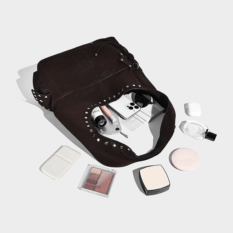 Lässig-sacförmige Hobo-Schultertasche in Dunkelbraun mit matter Velourslederoptik, silberfarbenem, mit Nieten besetztem Riemen und seitlichem Kordelzug