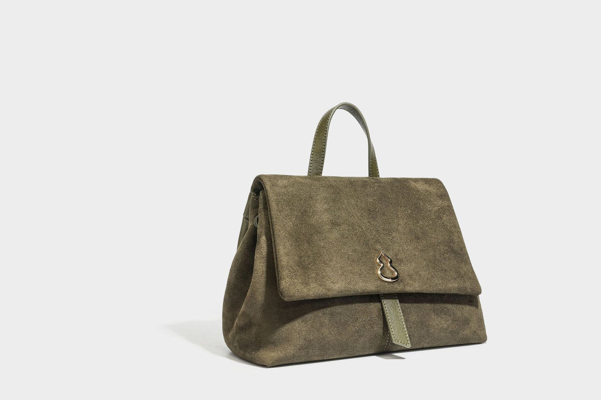 Formstabile Satchel-Tasche mit mattem Veloursleder-Finish, Überschlag, goldfarbenen Emblem-Beschlägen, kurzem Tragegriff und verstellbarem Crossbody-Riemen