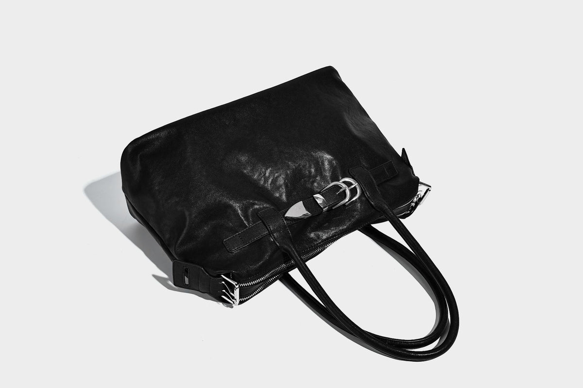 Glänzende, strukturierte schwarze Tote-Bag mit silberfarbenem Schnallenriemen, zwei Henkeln und abnehmbarem Schulterriemen, Detailansicht 29
