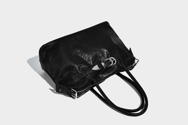 Glänzende, strukturierte schwarze Tote-Bag mit silberfarbenem Schnallenriemen, zwei Henkeln und abnehmbarem Schulterriemen, Detailansicht 29