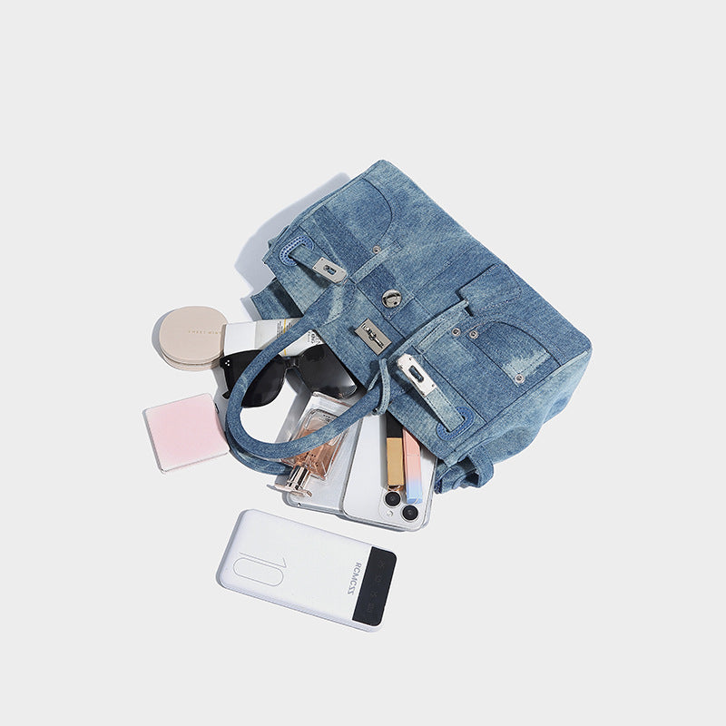 Strukturierte Patchwork-Henkeltasche aus gewaschenem Denim mit gerollten oberen Henkeln, Klappe mit Drehverschluss, aufgesetzten Frontfächern und, Detail