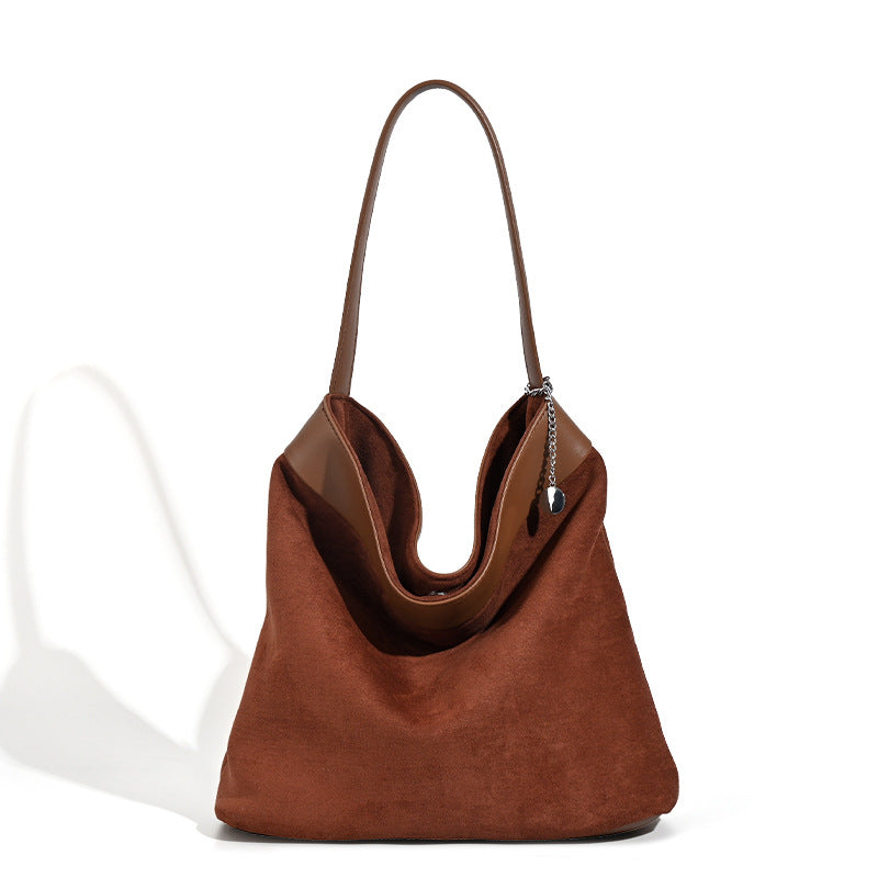 Lässige Hobo-Bag mit offenem Abschluss in matter Veloursleder-Optik, glatten Kunstlederdetails und einem einzelnen Schulterriemen, Detailansicht 5