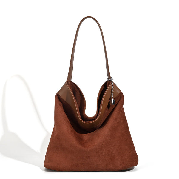 Lässige Hobo-Bag mit offenem Abschluss in matter Veloursleder-Optik, glatten Kunstlederdetails und einem einzelnen Schulterriemen, Detailansicht 5