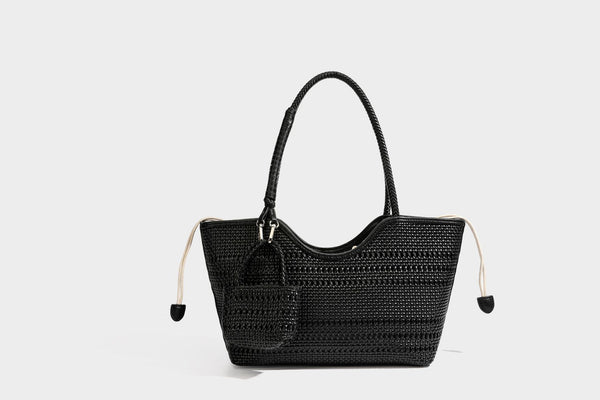 Strukturierte Henkeltasche aus geflochtenem Material in Dunkelbraun mit geflochtenen Henkeln, seitlichen Zugbändern und befestigtem Mini-Täschchen aus geflochtenem Material mit