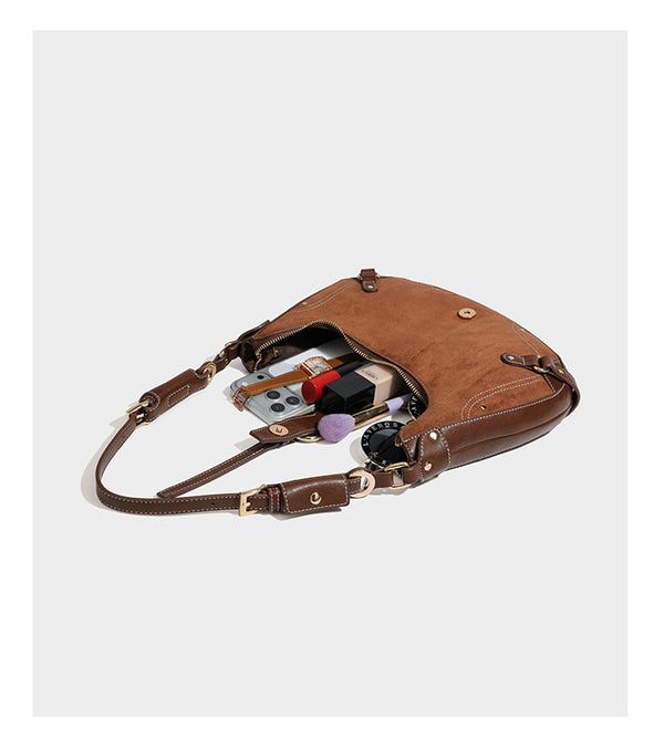 Halbmondförmige Schultertasche in hellbrauner Velourslederoptik mit weißen Kontrastnähten, goldfarbenen Schnallen und