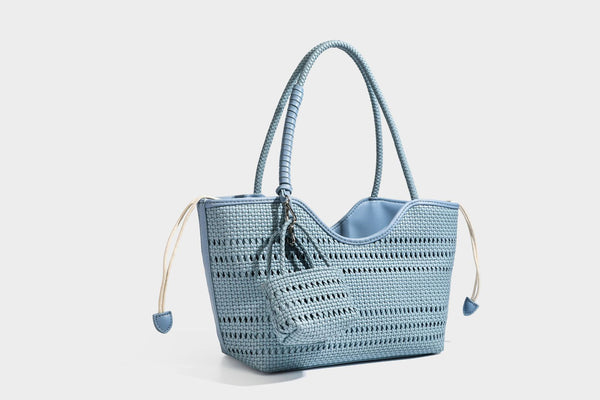 Strukturierte Henkeltasche aus geflochtenem Material in Dunkelbraun mit geflochtenen Henkeln, seitlichen Zugbändern und befestigtem Mini-Täschchen aus geflochtenem Material mit