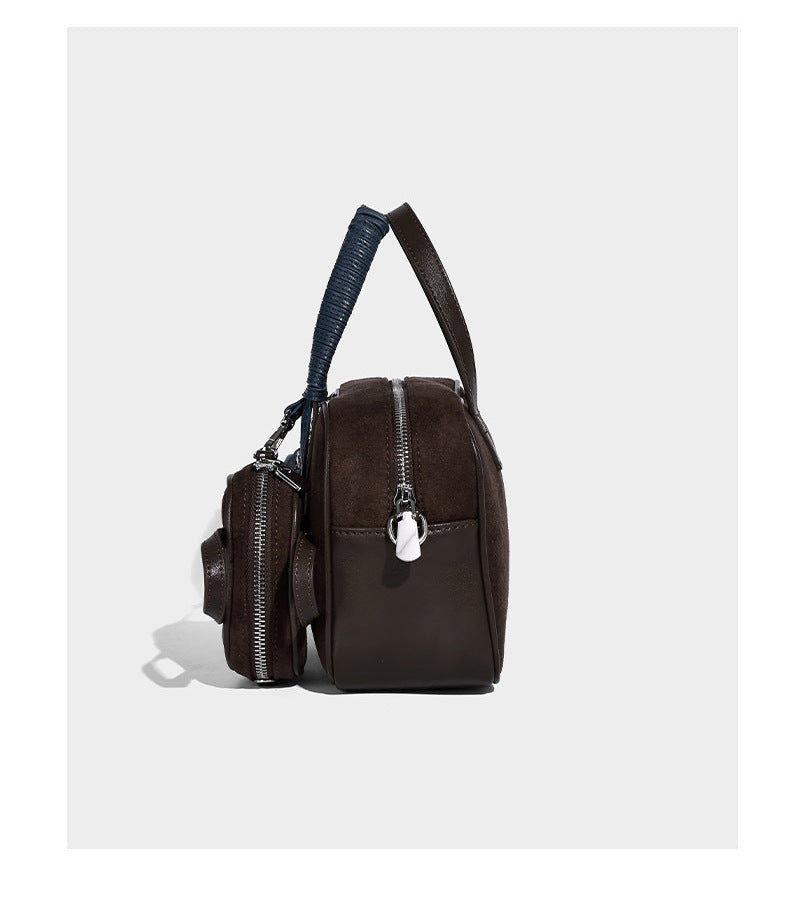 Strukturierte Boston-Henkeltasche in Dunkelbraun aus Material in Wildlederoptik mit Henkeln mit blauen Akzenten und abnehmbarem rundem Mini-Etui, Detailansicht