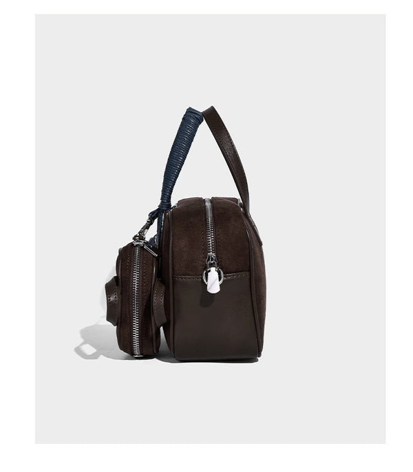Strukturierte Boston-Henkeltasche in Dunkelbraun aus Material in Wildlederoptik mit Henkeln mit blauen Akzenten und abnehmbarem rundem Mini-Etui, Detailansicht