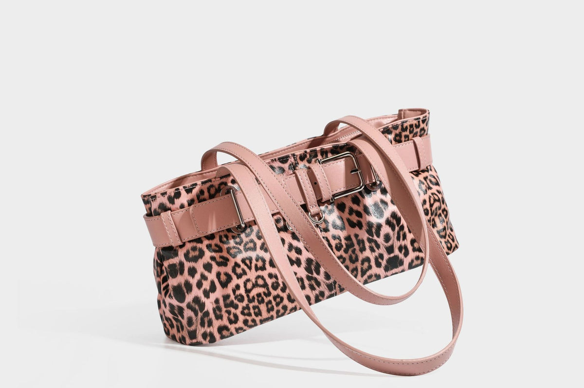 Strukturierte Schultertasche mit Leopardenmuster, Gürtelverschluss-Detail, zwei langen Riemen und silberfarbenen Metallbeschlägen, Detailansicht