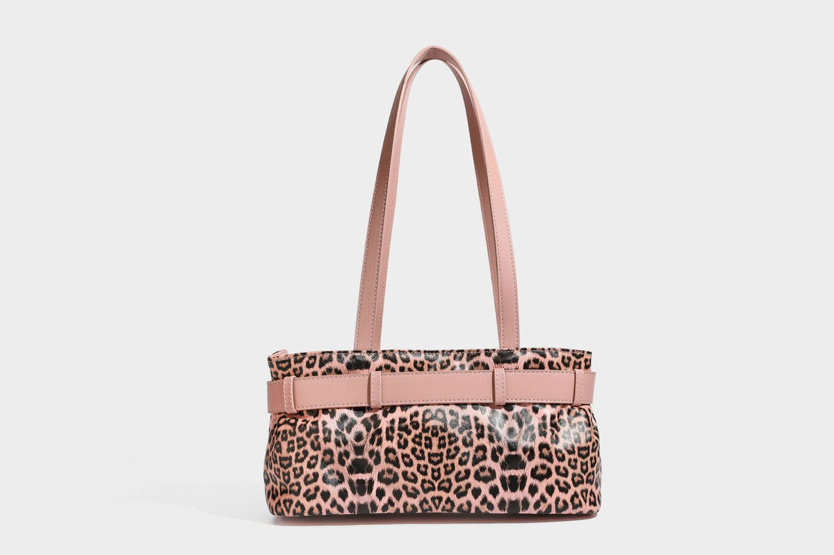 Strukturierte Schultertasche mit Leopardenmuster, Gürtelverschluss-Detail, zwei langen Riemen und silberfarbenen Metallbeschlägen, Detailansicht