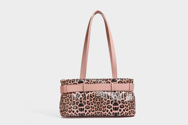Strukturierte Schultertasche mit Leopardenmuster, Gürtelverschluss-Detail, zwei langen Riemen und silberfarbenen Metallbeschlägen, Detailansicht