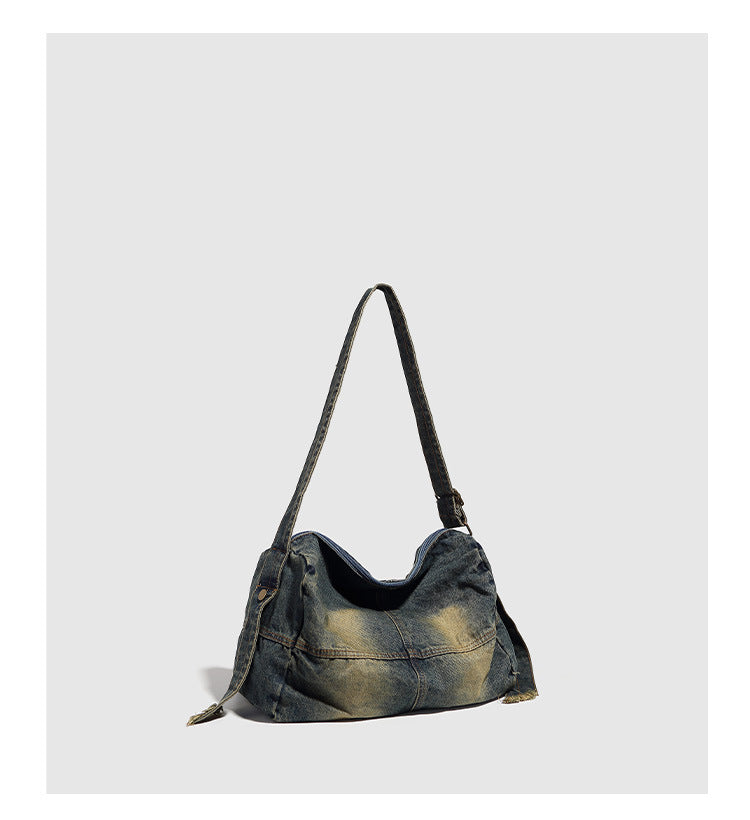 Lässige Schultertasche aus verwaschenem Denim mit ausgebleichtem Used-Look, Reißverschluss oben und verstellbarem Riemen in Antik-Messingoptik