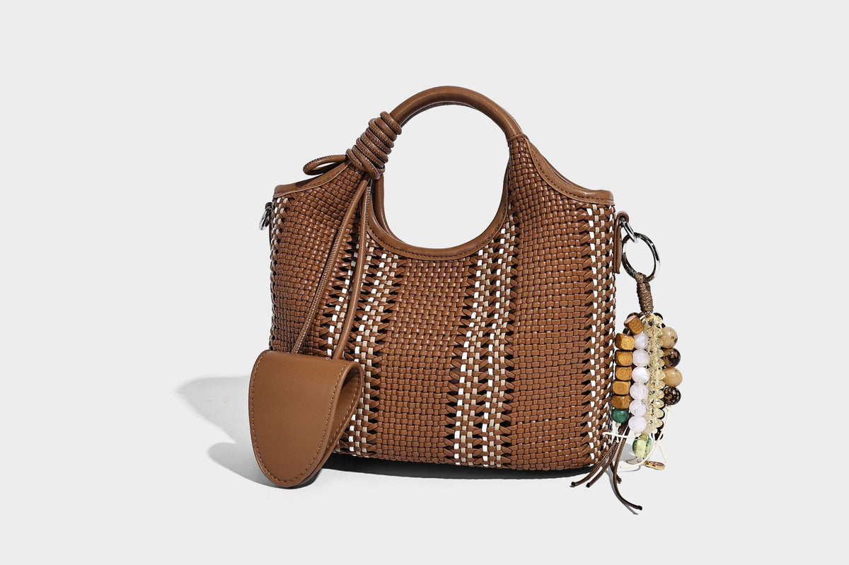 Geflochtene Bucket-Tote in Pastellblau mit geflochtenen Tragegriffen, vorderem Steckfach, Perlenanhänger und abnehmbarem Crossbody-Riemen