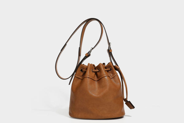 Kleine Beuteltasche in genarbter Lederoptik mit Kordelzug, verstellbarem Crossbody-Riemen und silberfarbenen Beschlägen, Detailansicht 22