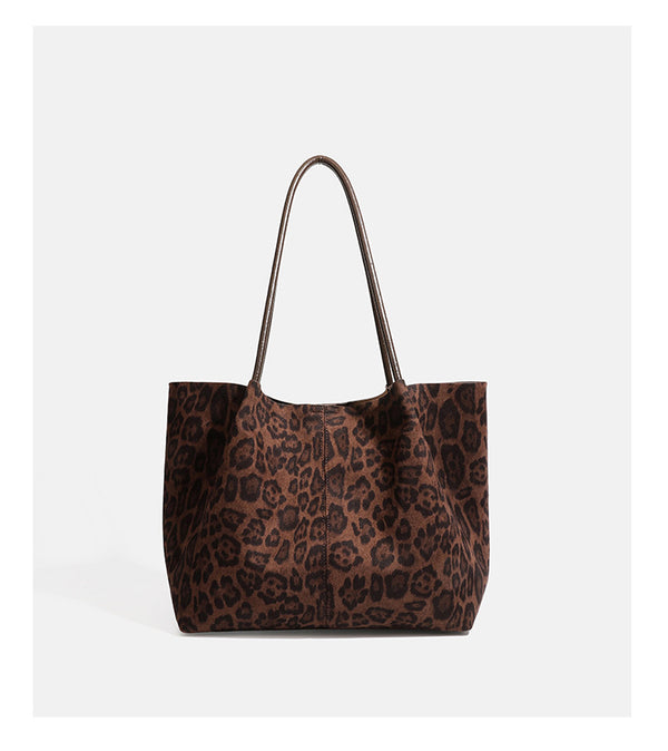 Große braune Tote-Bag mit Leopardenmuster und offenem Hauptfach, langen Schulterriemen und passender dunkelbrauner Reißverschlusstasche, Detailansicht 12