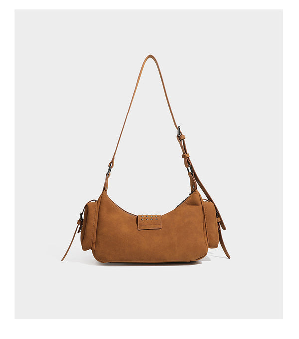 Braune matte Schultertasche in Velourslederoptik mit Nietenbeschlägen in Gunmetal, vorderer Schnallenlasche, Klappentaschen und verstellbarem Crossbody-Riemen
