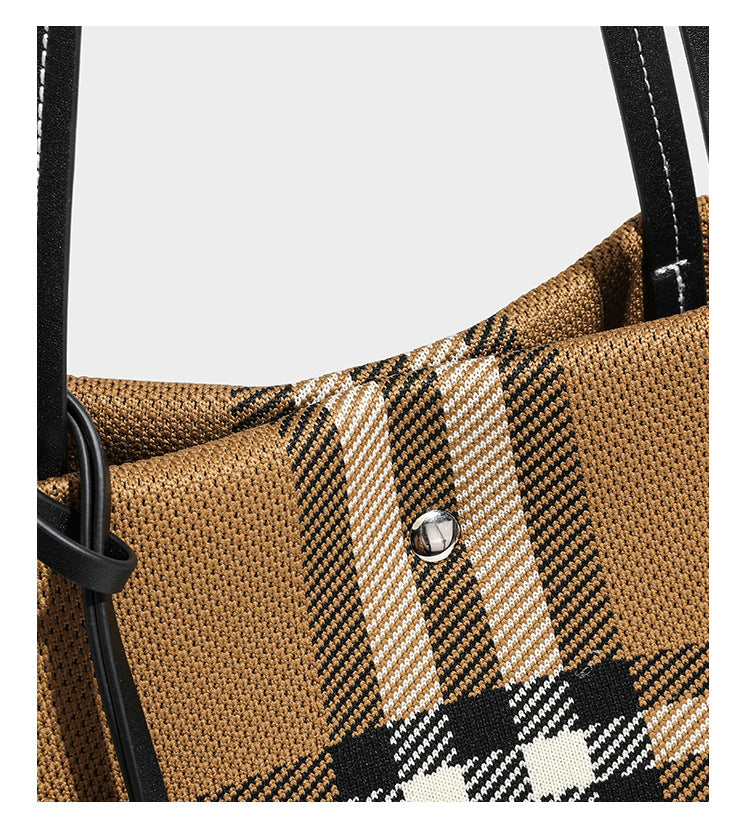 Strukturierte karierte Tote-Bag aus Webmaterial mit langen Schulterriemen in schwarzer Lederoptik und befestigter schwarzer Reißverschlusstasche, Detailansicht 19