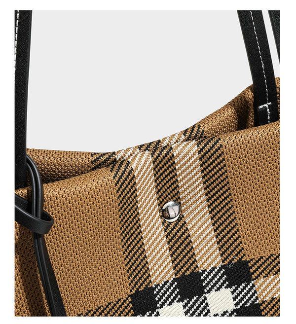 Strukturierte karierte Tote-Bag aus Webmaterial mit langen Schulterriemen in schwarzer Lederoptik und befestigter schwarzer Reißverschlusstasche, Detailansicht 19