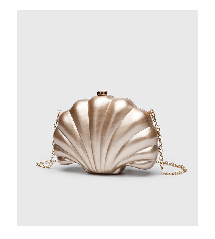 Strukturierte Clutch in Muschelform mit Perlmutt-Finish und goldfarbenem Kettenriemen, Detailansicht 12