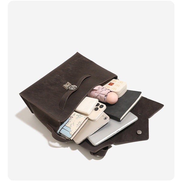 Strukturierte rechteckige Klappentasche mit floralem Metalldrehverschluss und verstellbarem Crossbody-Riemen aus matt strukturiertem
