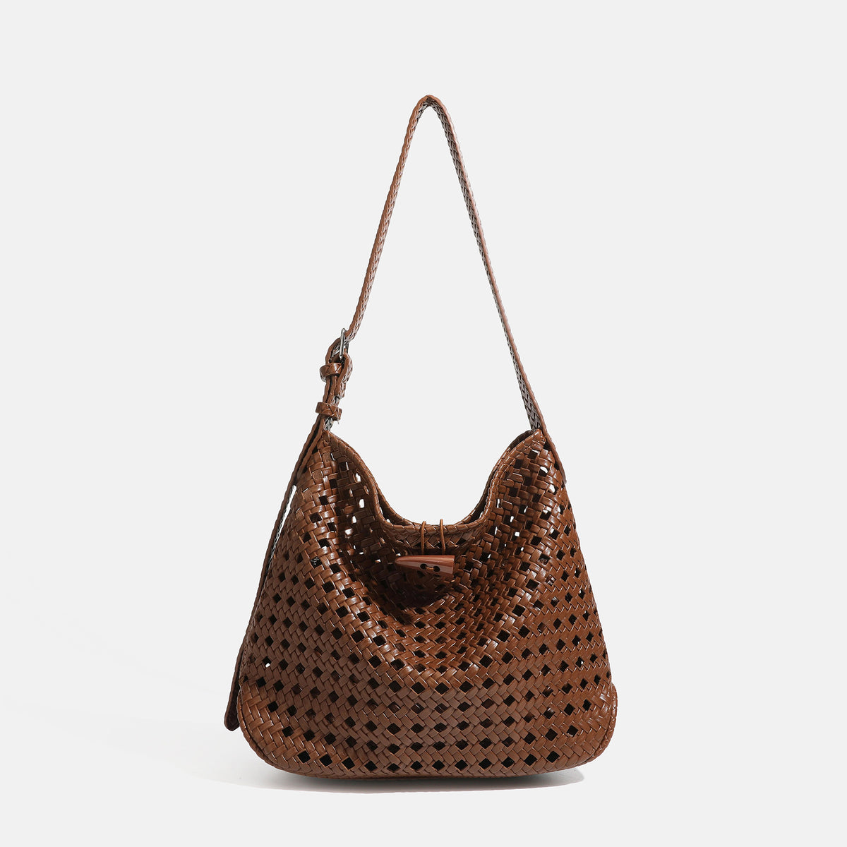 Braune Hobo-Schultertasche in Lederoptik mit offenem Flechtmuster, geflochtenem Trageriemen und passendem Reißverschluss-Etui, Vorderansicht