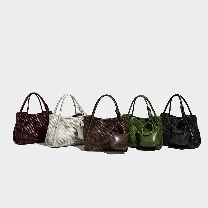 Offene Tote-Bag mit gewebter Struktur, glatten Henkeln mit Details in Lederoptik und befestigtem Mini-Beutel mit Kordelzug in Dunkelbraun, Detailansicht 2