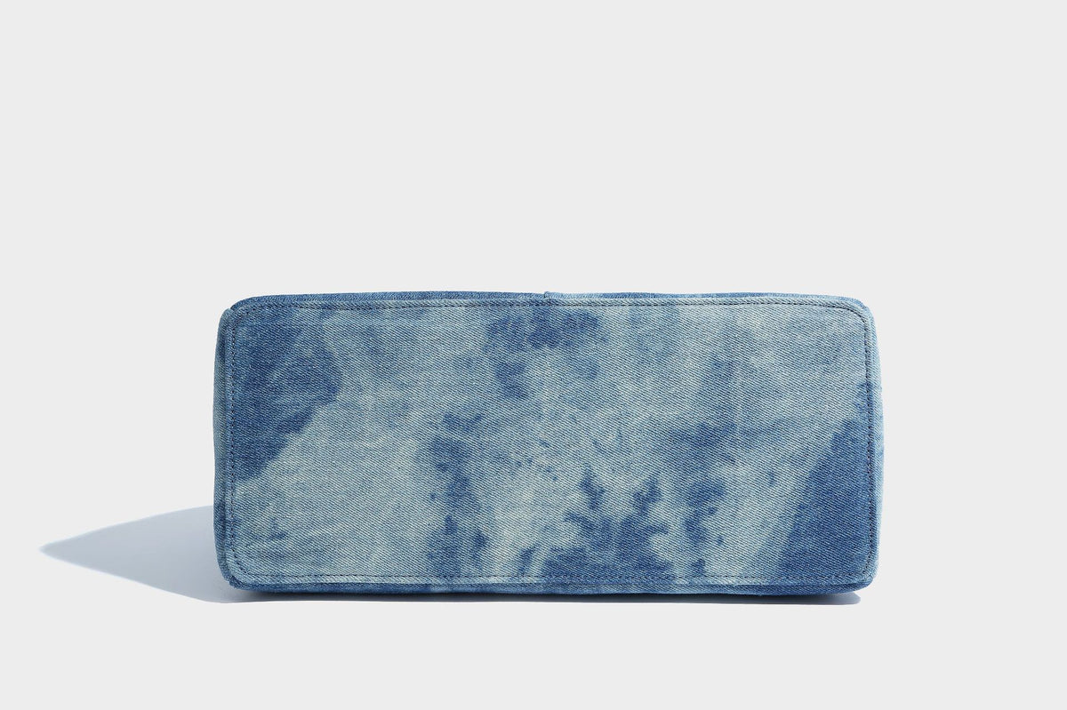 Strukturierte Patchwork-Henkeltasche aus gewaschenem Denim mit gerollten Tragegriffen, Überschlag mit Drehverschluss, aufgesetzten Fronttaschen und, Detail