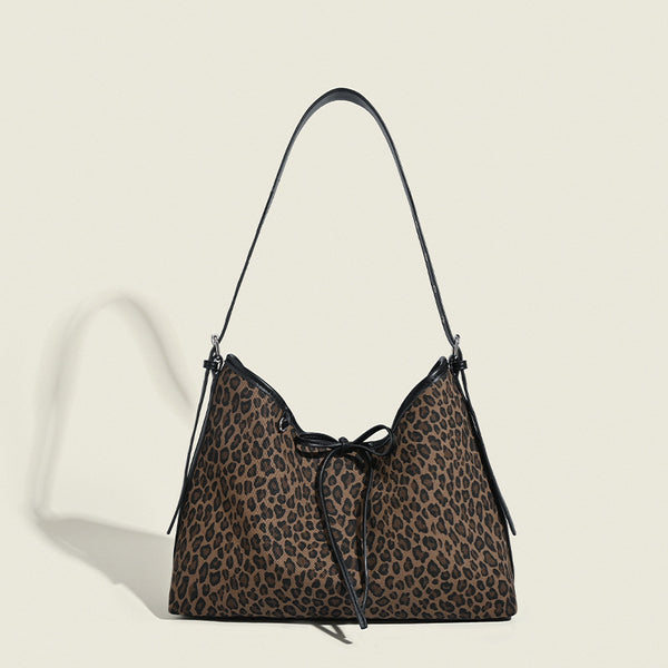 Lässige Hobo-Tasche mit braun-schwarzem Leopardenmuster, Kordelzug mit Schleife, schwarzem Besatz in Lederoptik und Niete in Silberoptik