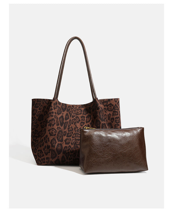 Große braune Tote-Bag mit Leopardenmuster und offenem Hauptfach, langen Schulterriemen und passender dunkelbrauner Reißverschlusstasche, Detailansicht 8