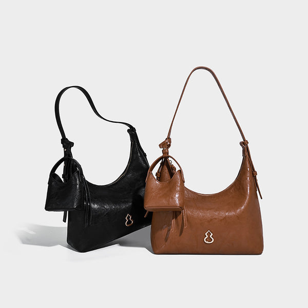 Glänzende Hobo-Schultertasche in Lederoptik mit abnehmbarem Mini-Beutel und goldfarbenen Logo-Details, Detailansicht 2