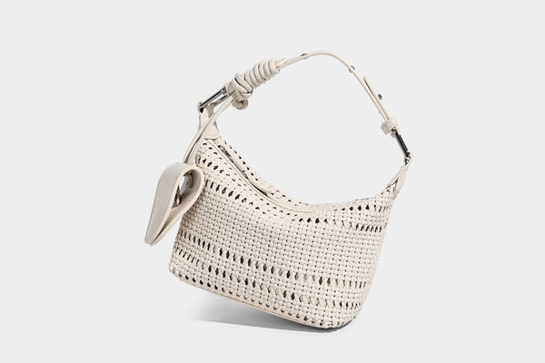 Kleine gewebte Hobo-Schultertasche mit sichelförmiger Silhouette, Reißverschluss oben, silberfarbenen Beschlägen und verstellbar, Detailansicht