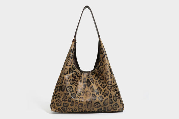 Weich fallende Hobo-Tote-Bag mit Leopardenmuster in Beige und Braun, dunkelbraunem Riemen in Lederoptik und herabhängenden Perlenanhänger-Beschlägen