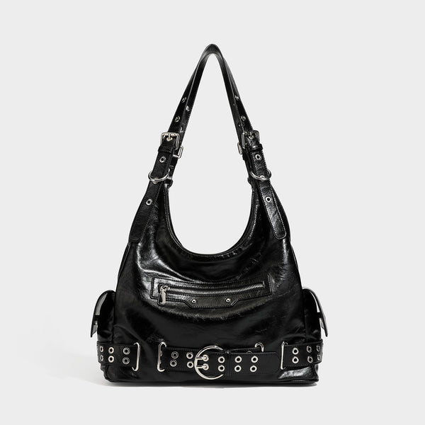 Große glänzende schwarze Hobo-Schultertasche mit silberfarbenem Ösenriemen am Boden, Schnallenbeschlägen, vorderer Reißverschlusstasche und zwei vorderen Details