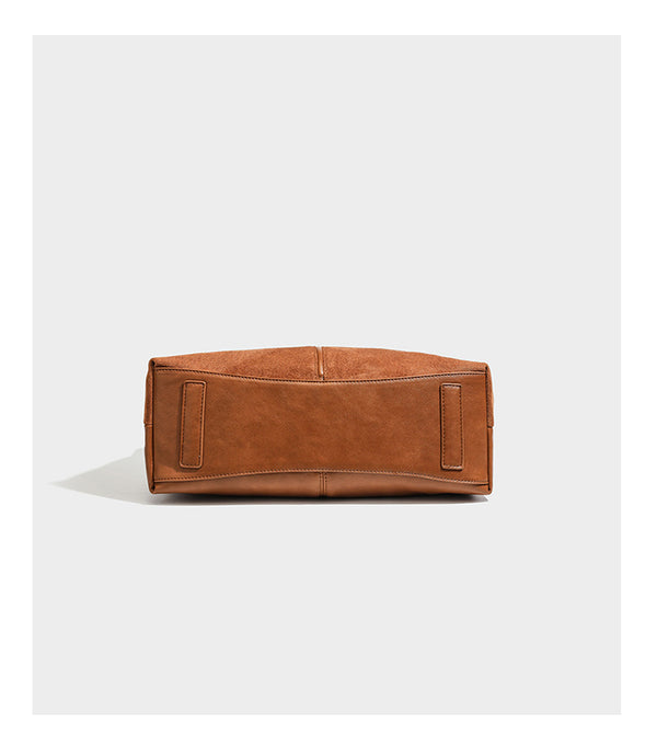 Lässig fallende Hobo-Schultertasche mit strukturierter Wildlederoptik, Reißverschluss oben, Quasten-Zippern und goldfarbenem, verstellbarem