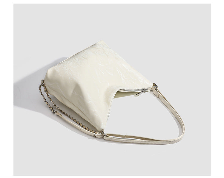 Lässige Hobo-Schultertasche mit glänzender Knitteroptik, silberfarbenen Kettenriemen und Reißverschluss, Detailansicht 10