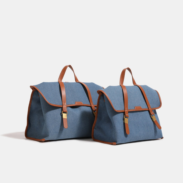 Strukturierter wandelbarer Rucksack in Denim-Optik mit Besätzen in Cognac-Lederoptik, Schnallenbeschlägen in Goldoptik und Tragegriff oben
