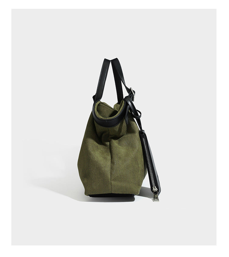 Lässig weich fallende olivgrüne Tote-Bag in Canvas-Optik mit Henkeln aus schwarzer Lederoptik, abnehmbarem Reißverschlusstäschchen und Beschlägen in Silberoptik