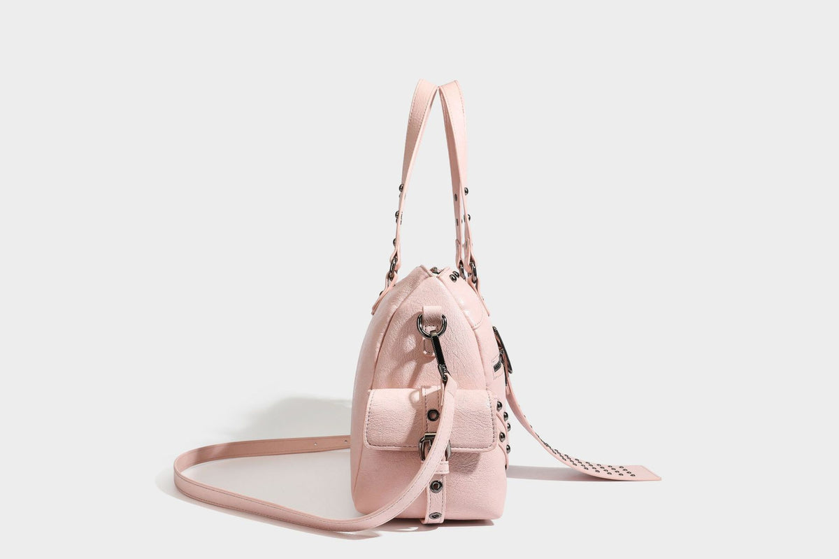 Strukturierte Moto-Satchel mit Nieten, Schnallenriemen, zwei Tragegriffen und abnehmbarem Crossbody-Riemen aus glattem Material mit Detail