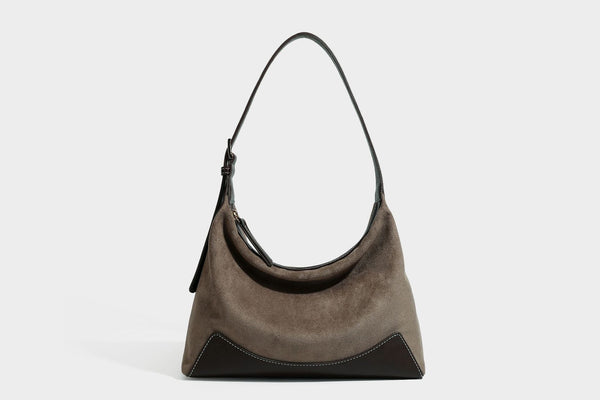Lässig fallende Hobo-Schultertasche in warmem Braun mit dunkler Kontrastverzierung in Lederoptik, geschwungenem Reißverschluss und langem, detail