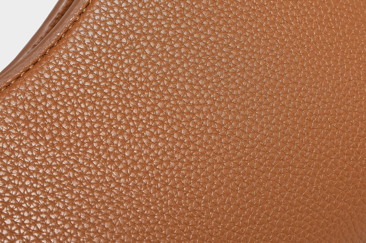 Sichelförmige Halbmond-Hobo-Schultertasche in genarbter Lederoptik mit schmalem Riemen und goldfarbenen Reißverschlussdetails, Detailansicht